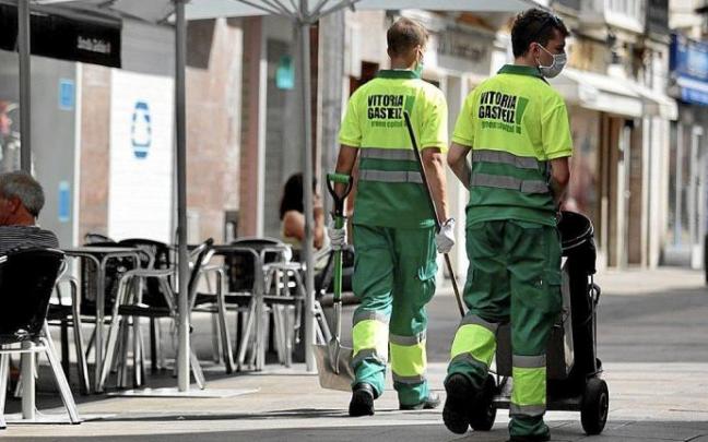Dos operarios de la actual contrata, FCC-GMSM, por la calle Fueros de Gasteiz. Foto: Pilar Barco Dos operarios de la actual contrata, FCC-GMSM, por la calle Fueros de Gasteiz. Foto: Pilar Barco