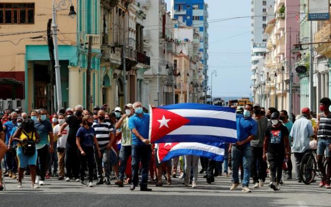 Cubanos manifestándose el 11 de julio contra el Gobierno en La Habana Cubanos manifestándose el 11 de julio contra el Gobierno en La Habana