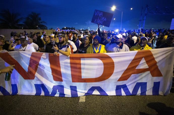 Cubanoamericanos han mostrado su apoyo a las protestas en Cuba cortando una autopista en Miami