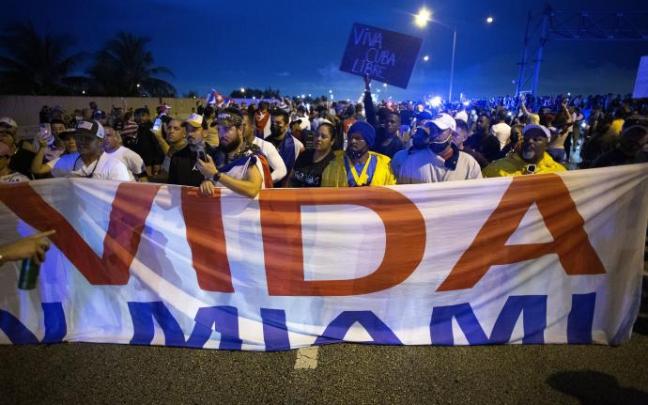 Cubanoamericanos han mostrado su apoyo a las protestas en Cuba cortando una autopista en Miami Cubanoamericanos han mostrado su apoyo a las protestas en Cuba cortando una autopista en Miami