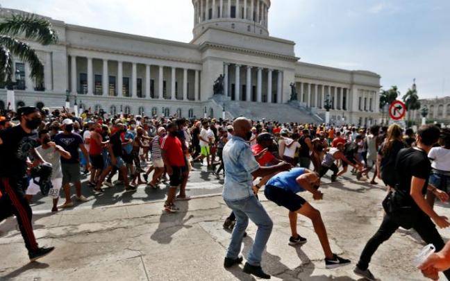 Manifestación contra el Gobierno cubano frente al capitolio en La Habana