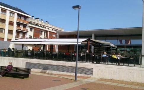 La amplia terraza exterior del Cube es uno de sus grandes atractivos.