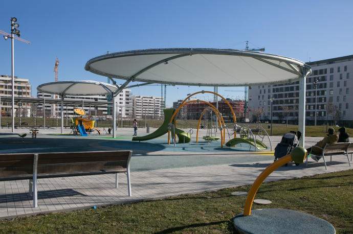 Vista de la zona de juegos infantiles de la plaza Maravillas Lamberto, en Lezkairu.