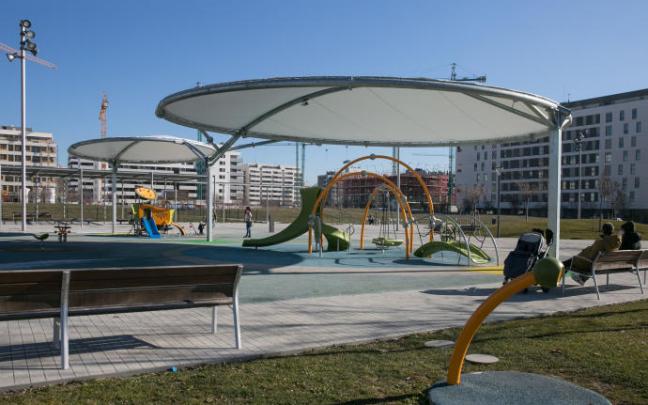 Vista de la zona de juegos infantiles de la plaza Maravillas Lamberto, en Lezkairu.