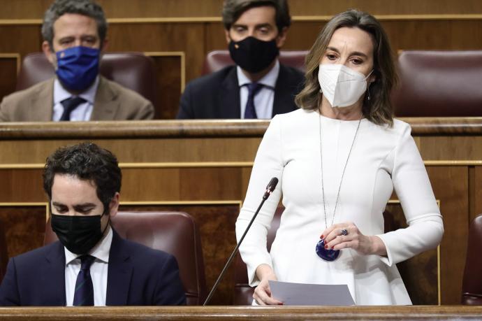 La portavoz parlamentaria del PP, Cuca Gamarra, interviene en una sesión en el Congreso.