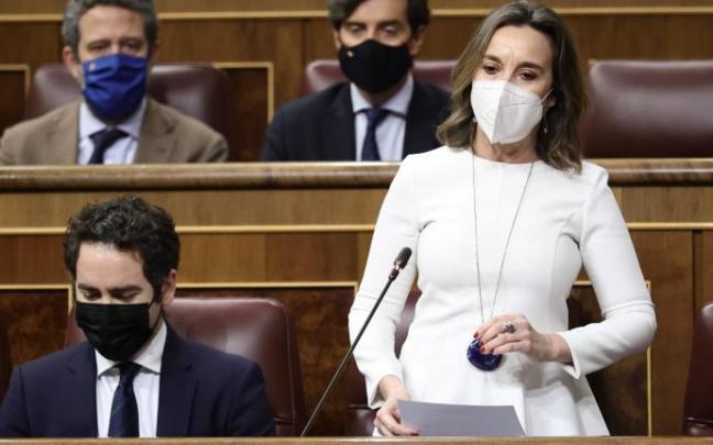La portavoz parlamentaria del PP, Cuca Gamarra, interviene en una sesión en el Congreso.
