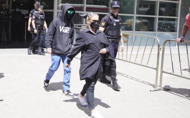 El Cuco y su madre, a la salida de los juzgados este viernes. El Cuco y su madre, a la salida de los juzgados este viernes.