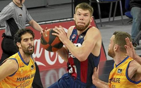 Giedraitis penetra a canasta la pasada campaña en un partido ante el Gran Canaria. Foto: Alex Larretxi