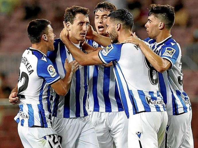 Mikel Oyarzabal recibe la felicitación de sus compañeros. Foto: Efe