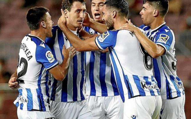 Mikel Oyarzabal recibe la felicitación de sus compañeros. Foto: Efe