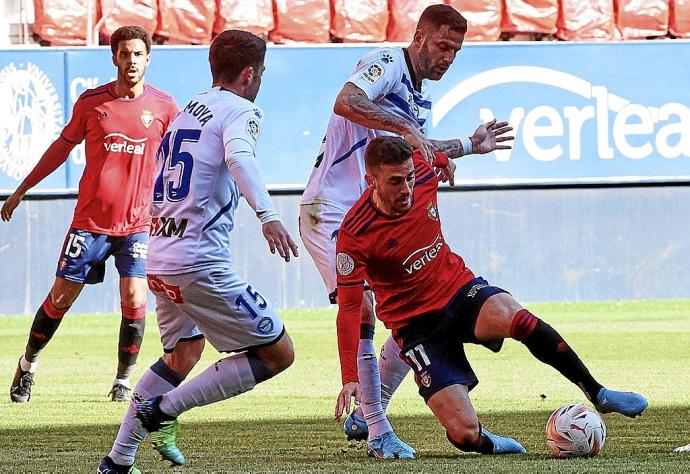 Edgar y Moya pelean por un balón con Kike Barja en el amistoso que ambos equipos disputaron a finales de enero en El Sadar. Foto: Oskar Montero
