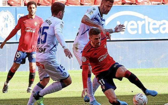 Edgar y Moya pelean por un balón con Kike Barja en el amistoso que ambos equipos disputaron a finales de enero en El Sadar. Foto: Oskar Montero