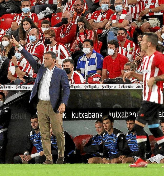 Javi Calleja da instrucciones en un momento del partido. Foto: Efe