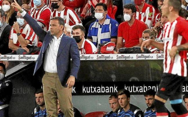 Javi Calleja da instrucciones en un momento del partido. Foto: Efe Javi Calleja da instrucciones en un momento del partido. Foto: Efe