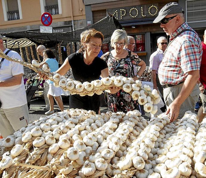 Un comprador se interesa por una ristra en un puesto de la Cuesta, durante la feria del año 2019. Foto: Alex Larretxi