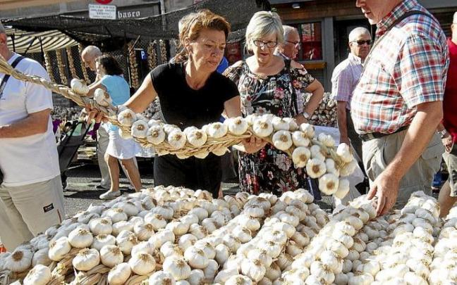 Un comprador se interesa por una ristra en un puesto de la Cuesta, durante la feria del año 2019. Foto: Alex Larretxi