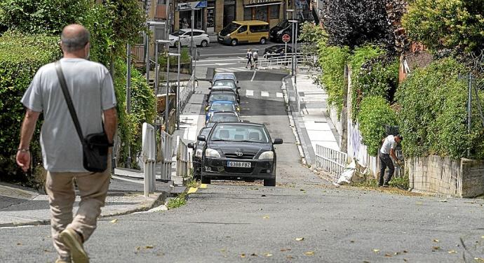 Un hombre desciende por la cuesta de Konkorrenea, en Egia.