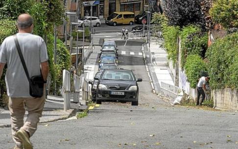 Un hombre desciende por la cuesta de Konkorrenea, en Egia.