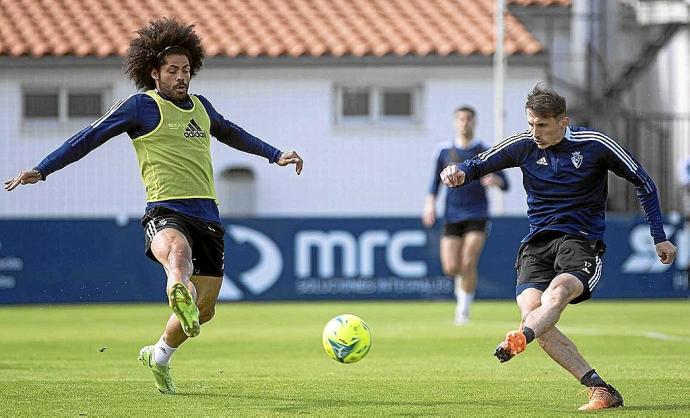 Budimir dispara a puerta ante la oposición de Aridane, en el entrenamiento a puerta cerrada de ayer en Tajonar. Foto: CA Osasuna