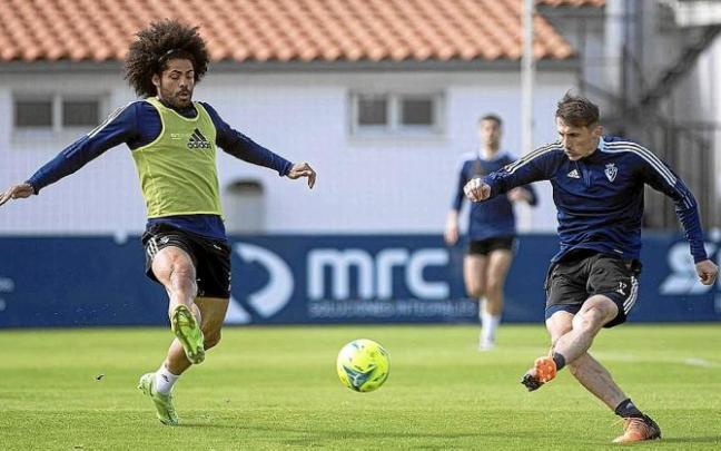 Budimir dispara a puerta ante la oposición de Aridane, en el entrenamiento a puerta cerrada de ayer en Tajonar. Foto: CA Osasuna