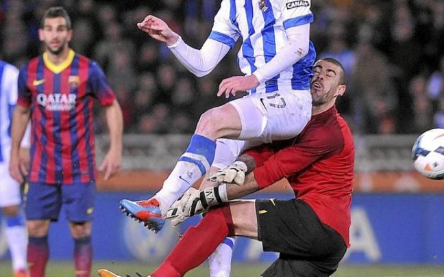 Zurutuza choca con Víctor Valdés tras rematar el balón para marcar en el 3-1 de la Liga 2013-14.
