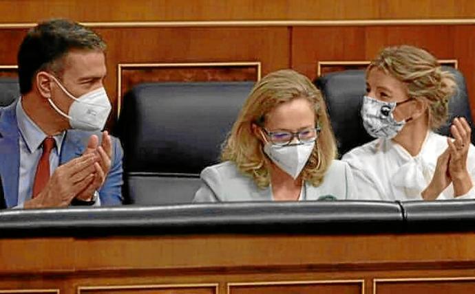 Nadia Calviño y Yolanda Díaz, en la imagen en el Congreso junto a Pedro Sánchez, han chocado desde el inicio con la reforma laboral. Foto: Efe