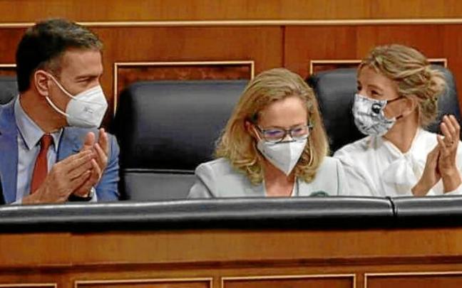 Nadia Calviño y Yolanda Díaz, en la imagen en el Congreso junto a Pedro Sánchez, han chocado desde el inicio con la reforma laboral. Foto: Efe Nadia Calviño y Yolanda Díaz, en la imagen en el Congreso junto a Pedro Sánchez, han chocado desde el inicio con la reforma laboral. Foto: Efe
