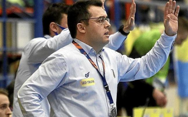 El técnico del Bidasoa, Jacobo Cuétara, dirigiendo un partido en Artaleku. Foto: Javi Colmenero