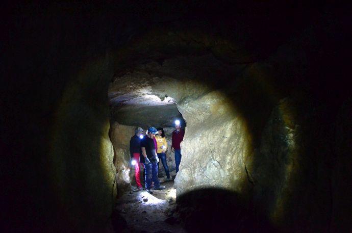 Espeleólogos explorando la cueva de Alkerdi.