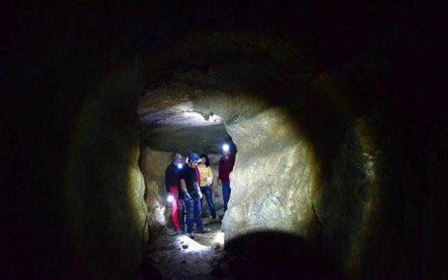 Espeleólogos explorando la cueva de Alkerdi.