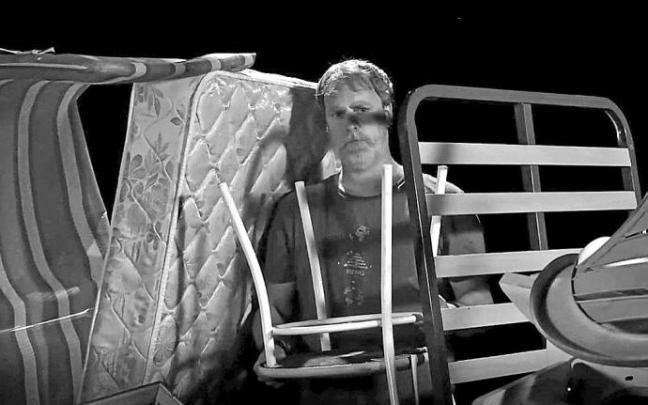 El vídeo se hace eco del problema de los voluminosos y su abandono en los contenedores.