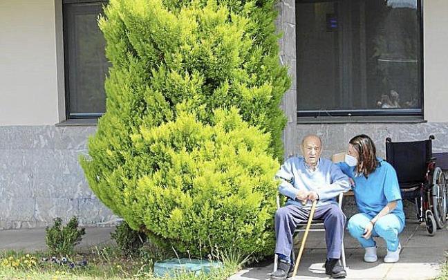 Félix Tolosana junto al pino, con Arantxa la terapeuta. Félix Tolosana junto al pino, con Arantxa la terapeuta.