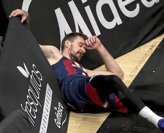 Dragic yace en el suelo en el tercer partido de la serie ante el Valencia en la Fuente de San Luis.