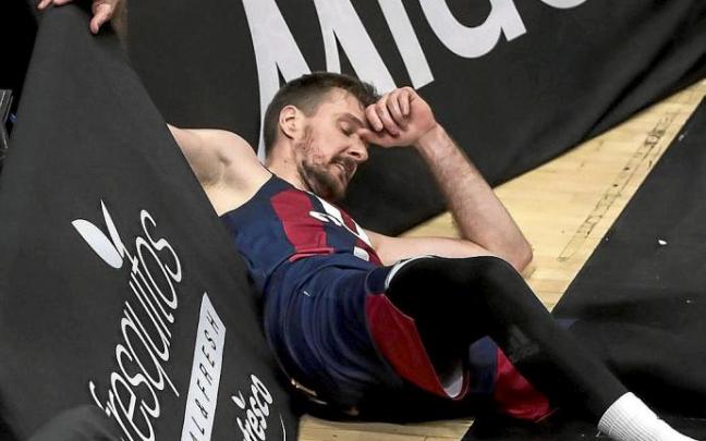 Dragic yace en el suelo en el tercer partido de la serie ante el Valencia en la Fuente de San Luis.