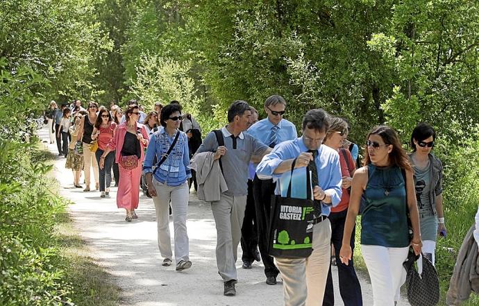 Visita de una comitiva europea al Anillo Verde de Vitoria. Foto: Alex Larretxi