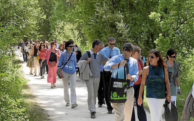 Visita de una comitiva europea al Anillo Verde de Vitoria. Foto: Alex Larretxi
