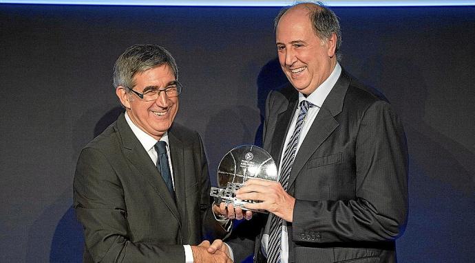 Jordi Bertomeu entrega un galardón de la Euroliga a Josean Querejeta en 2016. Foto: Euroliga