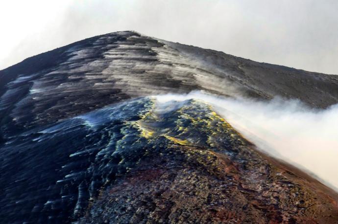 Mientras haya tremor y dióxido de azufre la erupción sigue, según científicos