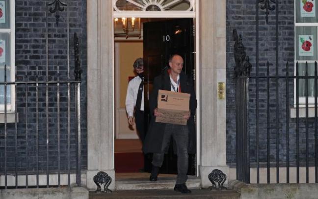 Momento en el que Cummings abandona Downing Street tras ser despedido en 2020 Momento en el que Cummings abandona Downing Street tras ser despedido en 2020