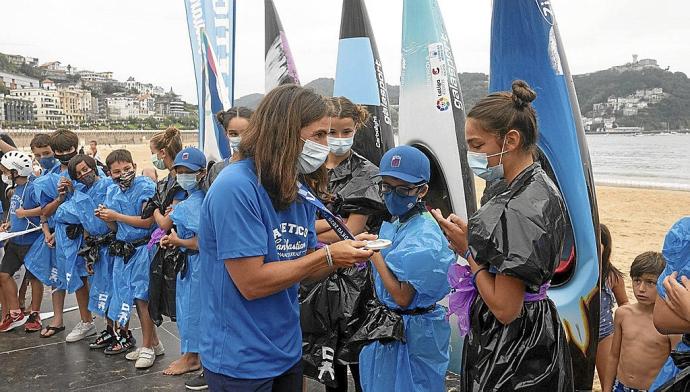 Maialen Chourraut muestra la medalla de plata a varios niños y niñas del Atlético San Sebastián Foto: Ruben Plaza