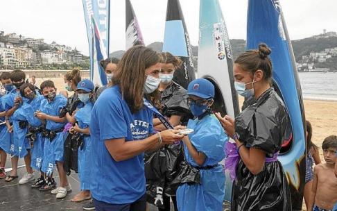 Maialen Chourraut muestra la medalla de plata a varios niños y niñas del Atlético San Sebastián Foto: Ruben Plaza