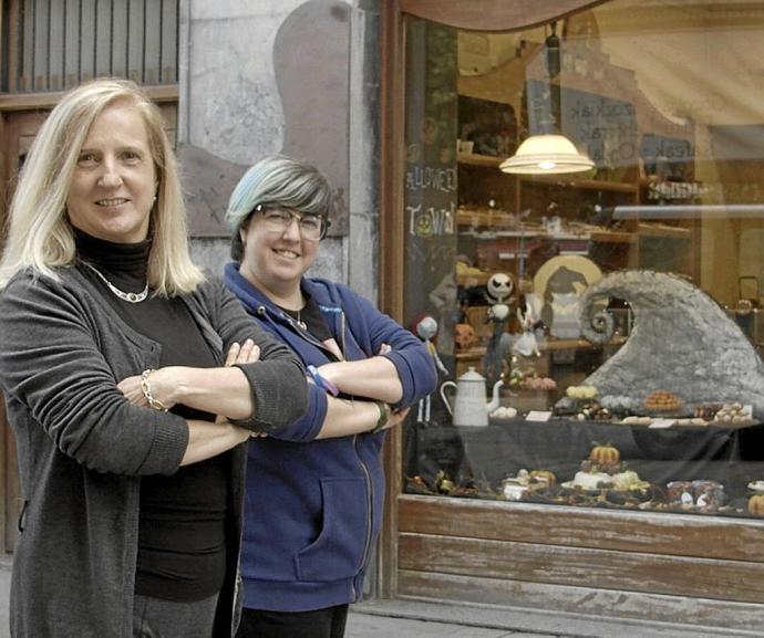 María del Valle de Paula y Estíbaliz Llano frente al escaparate de su pastelería de Errenteria.