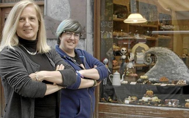 María del Valle de Paula y Estíbaliz Llano frente al escaparate de su pastelería de Errenteria.