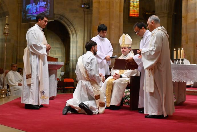 Txomin Alonso y Jaime Pizarro fueron ordenados ayer en la catedral de Santiago.