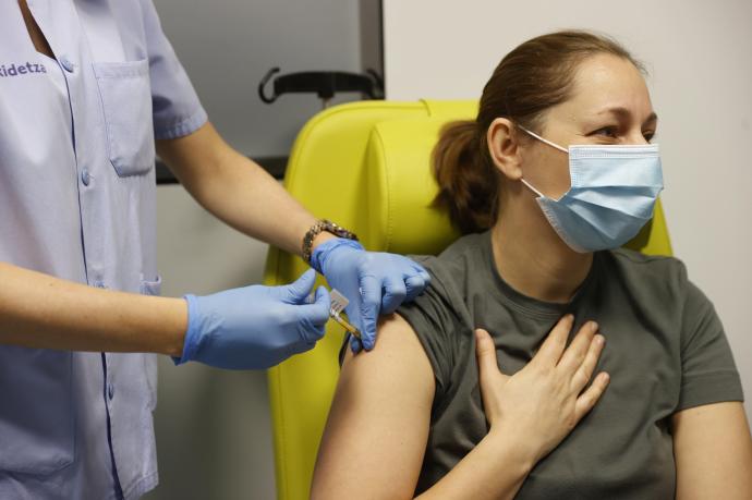 Una voluntaria, en el momento de recibir la vacuna contra el coronavirus desarrollada por el laboratorio alemán CureVac