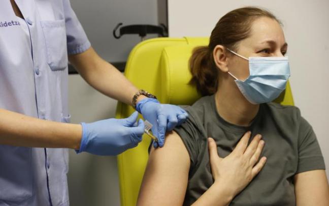 Una voluntaria, en el momento de recibir la vacuna contra el coronavirus desarrollada por el laboratorio alemán CureVac