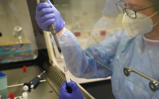 Una enfermera durante el ensayo clínico de la vacuna alemana.