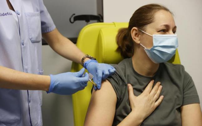 Una voluntaria recibe la vacuna CureVac dentro de los ensayos realizados en Biocruces