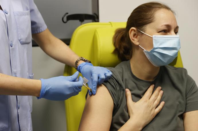 Una voluntaria recibe la vacuna contra el coronavirus desarrollada por el laboratorio alemán CureVac.