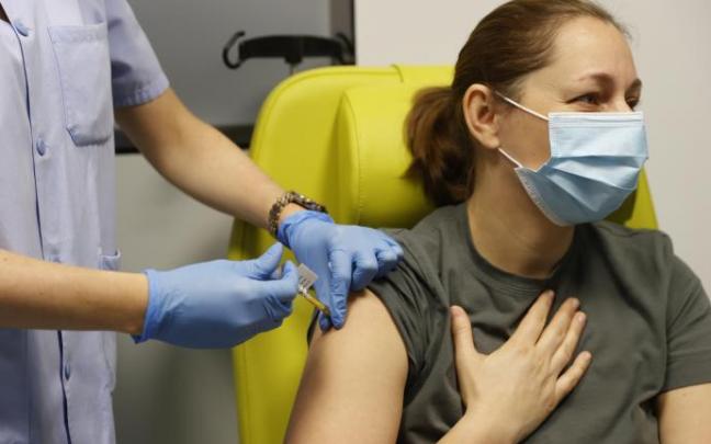 Una voluntaria recibe la vacuna contra el coronavirus desarrollada por el laboratorio alemán CureVac.